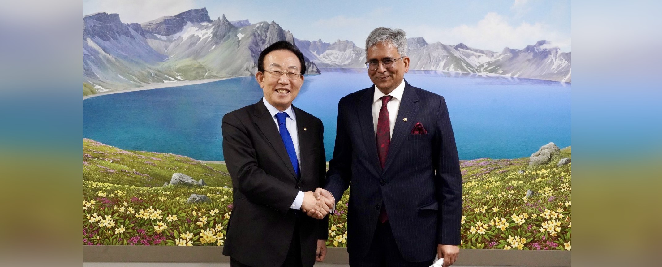 Secretary East Mr. Saurabh Kumar met Mr. Kim Kwan-yong, Executive Vice-Chairperson, Peaceful Unification Advisory Council. RoK