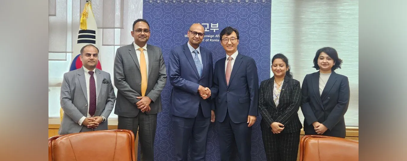 Dr. Acquino Vimal, AS (UNES), MEA met the ROK Ambassador for Polar Affairs Mr. Lee Tae-woo to explore joint initiatives among academic, scientific, and research institutions in both nations during his visit to ROK on 23 July 2026.
